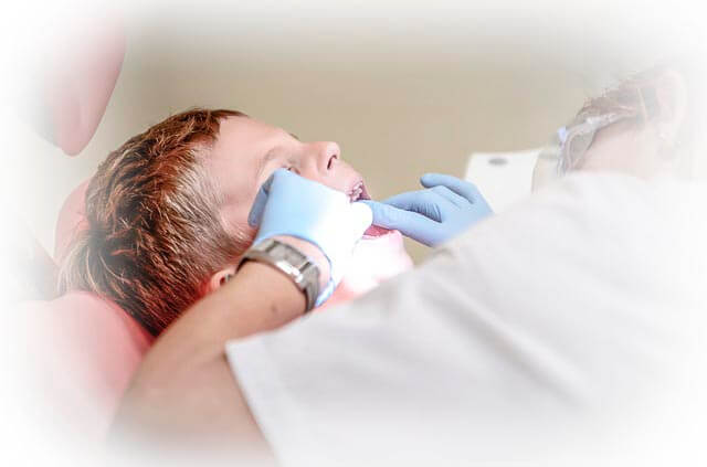 Осмотр горла у ребенка, аденоиды 3 степени