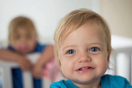 Появление первых зубов