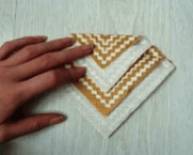 Укладывание салфетки на тарелку