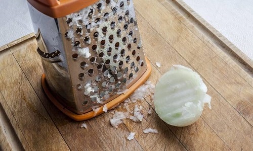 Компресс из репчатого лука основан на приготовлении кашицы из основного ингредиента и прикладывании такового к поражённому участку тела
