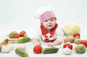 Особенности первого прикорма ребенка Чем и как начинать прикорм