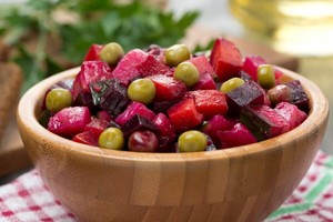 Салат со свеклой и зеленым горошком для ребенка