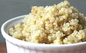 Вареная рисовая лебеда (крупа киноа) выглядит как мини-презервативы Вареная рисовая лебеда (крупа киноа)