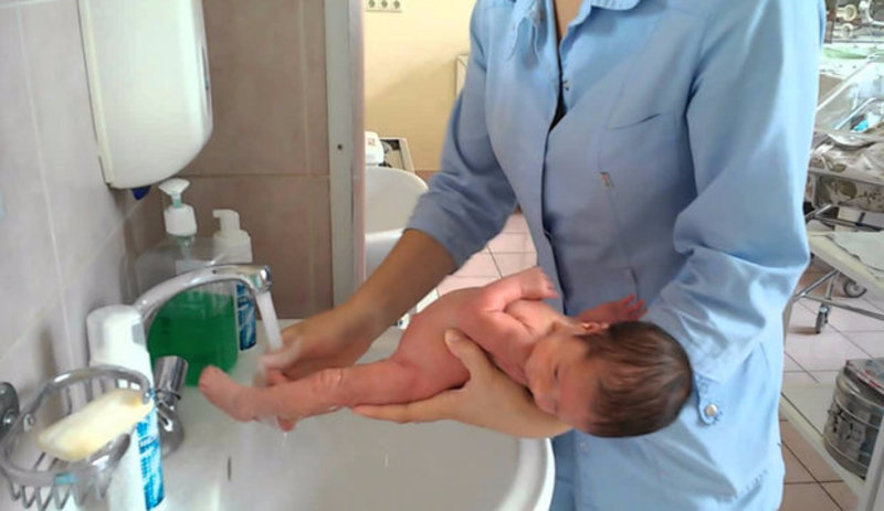 Выделения у новорожденной девочки