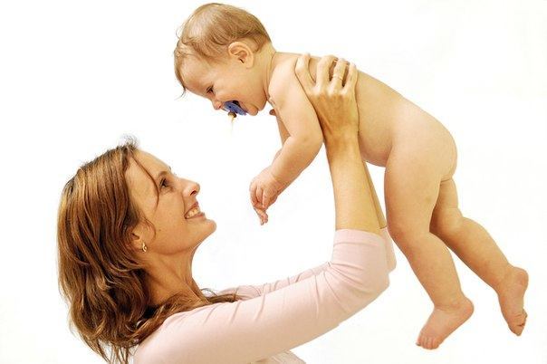 mama i rebenok ребенок у мамы на руках